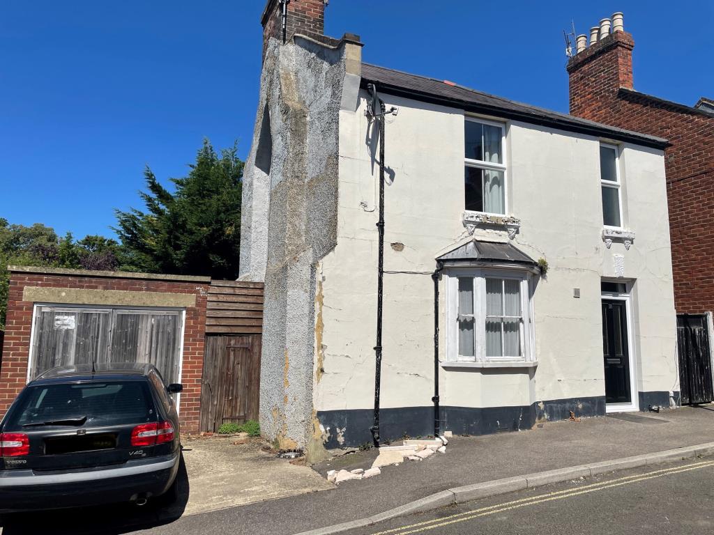 Lot: 116 - FREEHOLD CITY PROPERTY ARRANGED AS TWO FLATS PLUS GARAGE WITH POTENTIAL -